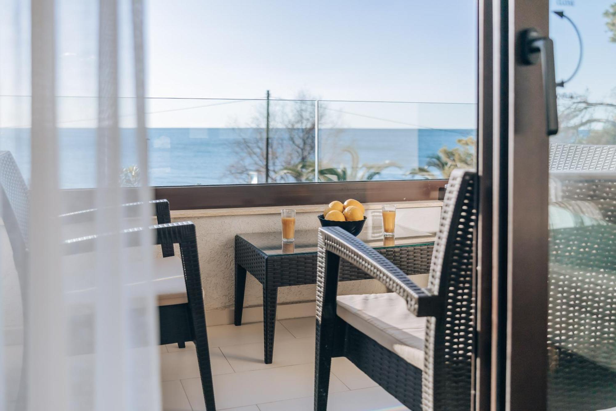 Apartments Kuce Lekovica Beach & Snack Bar- Bistro Стая снимка